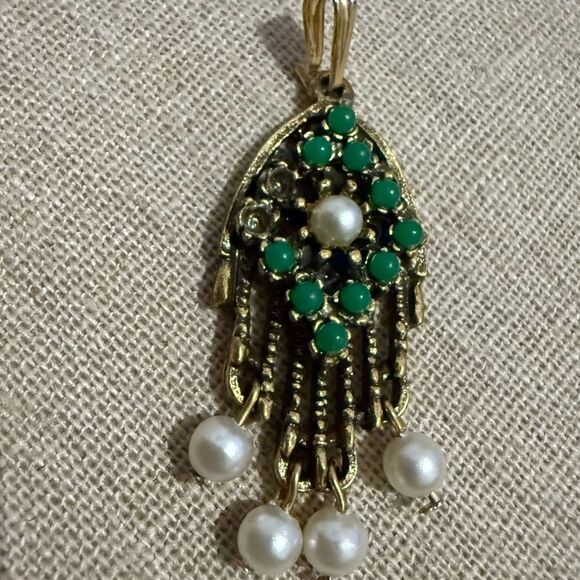 VINTAGE SARAH COVENTRY HAMSA PENDANT WITH PEARLS & GREEN STONES - Picture 10 of 17